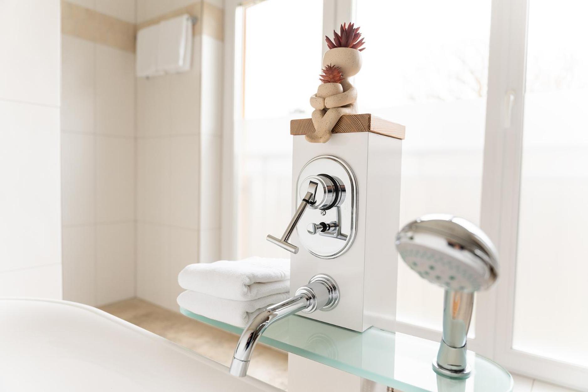 Hotel Vier Jahreszeiten Therme & Kliniken Bad Krozingen Naehe Freiburg & Schwarzwald Ideal Fuer Wellness Kur & Business Ausfluege 24H Check In- Wlan & Parken Gratis Dış mekan fotoğraf